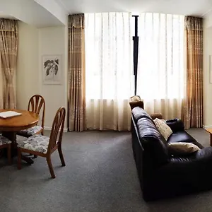 Cbd Apartment
